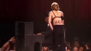 Мадонна разделась на концерте в Лос-Анджелесе