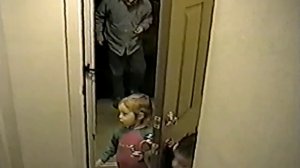 Родители пугают детей на Хеллоуин