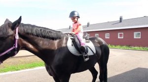 Оливия пошла в конный клуб Клевер брать уроки верховой езды | Для детей конный спорт и верховая езд