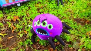 Эльвира СОБИРАЕТ КОНФЕТЫ на хелоуин Видео для малышей Эльвира и Райан