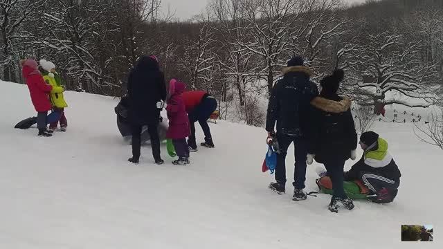 Зимние забавы - катание с горки в п.Дубовое, Белгородская область, 13.01.2019г.