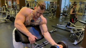 Сгибание рук с гантелями на скамье Скотта. Техника выполнения