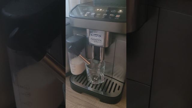 Make a Latte Macchiato with DeLonghi Magnifica Evo