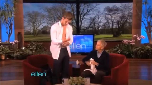 Алекс Петтифер раздевается на программе Ellen