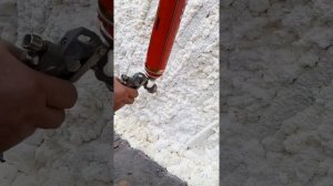 Напыление монтажной пены на стену для утепления