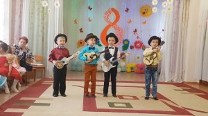 Поздравление к 8 марта! / Уно моменто! / Детки поют для мам!