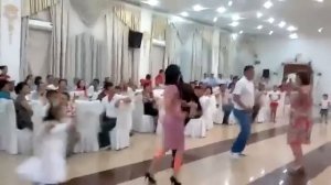 Парень танцует. Просто отпадный танец!