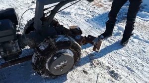 Мотоблок мтз 15 л.с.Чистка снега самодельным отвалом.