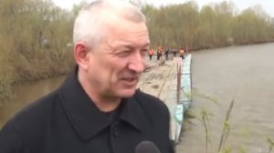 Установка пантонного моста в Ачинске.