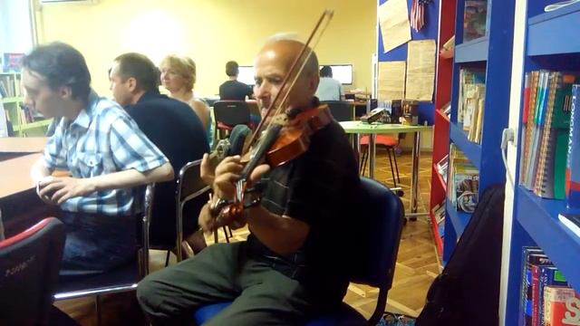 Саша играет на скрипке. Английский разговорный клуб, Кировоград, Украина. 22 июля 2015г. смотреть онлайн