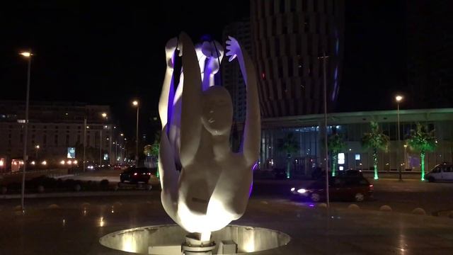 Движущаяся скульптура в Батуми напротив дома юстиции "Ротация". Скульптор Тамар Квеситадзе.