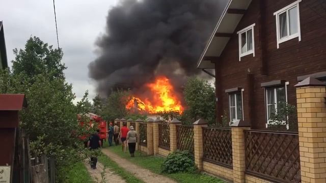 Под Тверью сгорел дачный дом смотреть онлайн