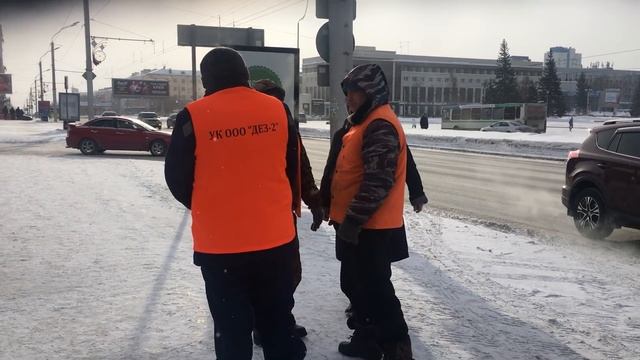 Чиновник отобрал лопату у дворников и начал чистить центральный проспект/ смотреть онлайн