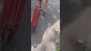 смазываем колесо у самоката