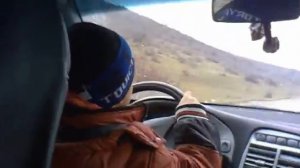 малыш водит машину