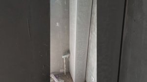 Штукатурка потолка и колонн гипсовой штукатуркой. Штукатурка потолка и колонн с теневым зазором.