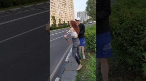 Пьяная девушка напала на таксиста