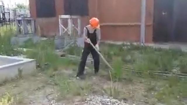 как лопатой косят траву на работе