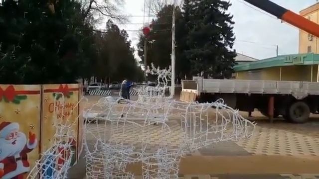 Олени, заяц, подарки: новогодние сани появились на площади Тихорецка смотреть онлайн