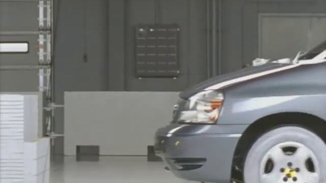 2004 Ford Freestar moderate overlap IIHS crash test смотреть онлайн
