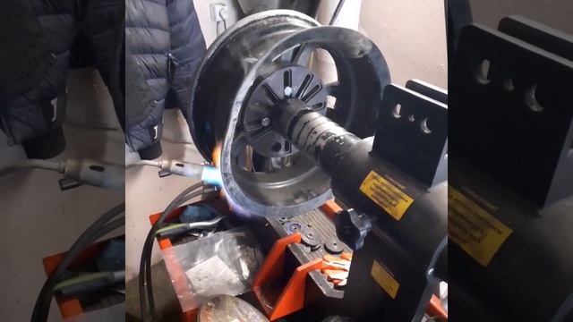 ремонт диска колесного выпрямление после удара в выдолблену в асфальте. правка колеса смотреть онлайн