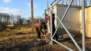 ПРИКРУЧИВАЕМ МЕТАЛО ПРОФИЛЬ НА ЗАБОР, строим каркасный дом сами. ?