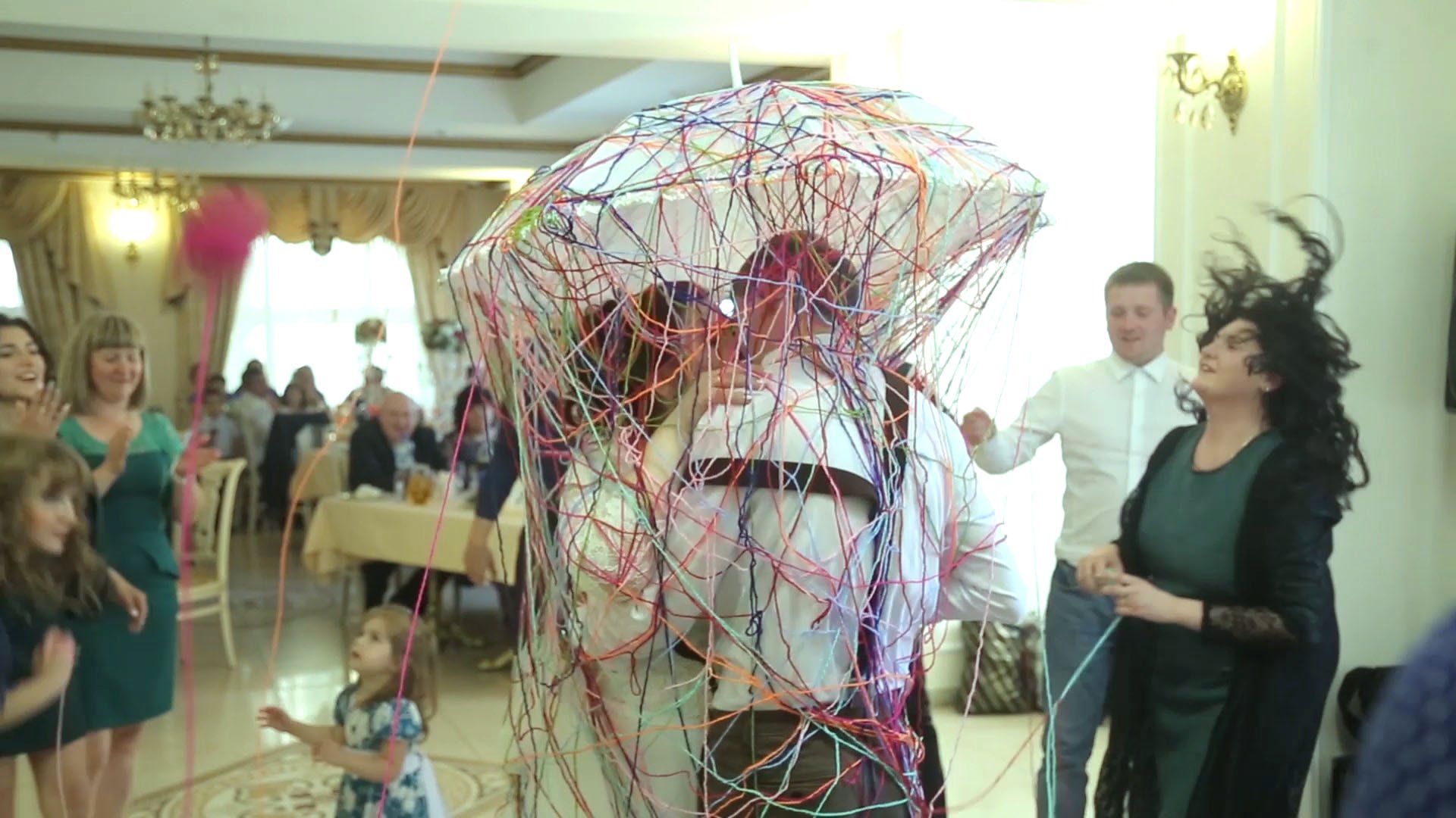 Танец молодожёнов с нитками и зонтиком смотреть онлайн