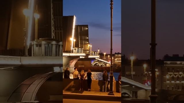 Отличный ракурс разведённого Биржевого моста и проходящей под ним баржи ❤️ #спб #питер #явпитере