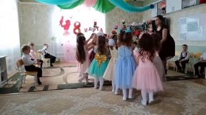 Танец с цветами. Средняя группа.