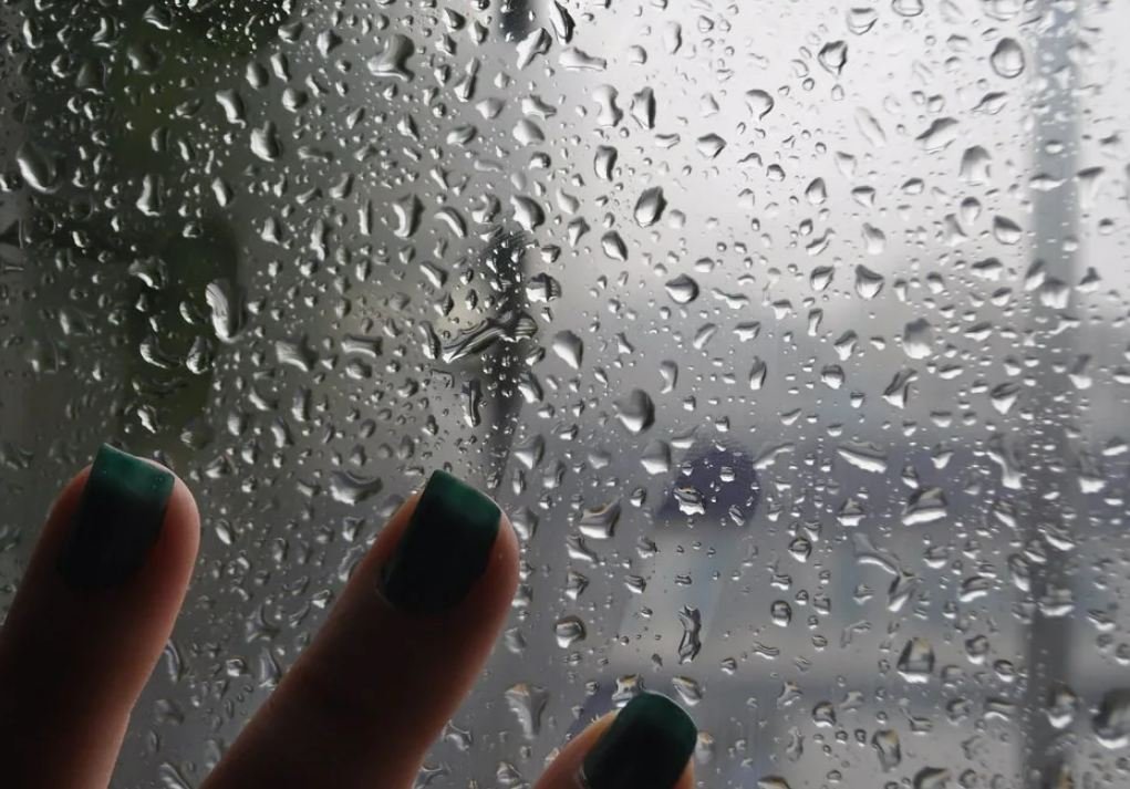 Приклеенное стекло дождь. Капли на стекле. Капли дождя на окне. Капли на стекле машины. Дождь за окном.