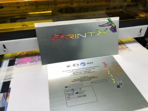 Печать на УФ принтере на пластике Rowmark LaserLIGHTS с скотчем 3М