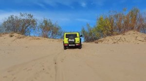 Сузуки Джимни по песку. New Suzuki Jimny on a sand