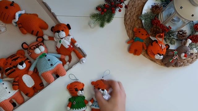 СИМВОЛ 2022 ГОДА -ТИГР .Готовые вязаные игрушки. Вязаные тигры - символ 2022 года. Часть 2. смотреть онлайн