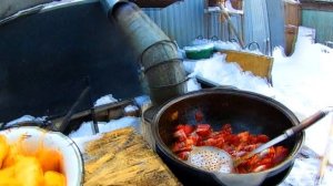 картофель с бараниной в казане на костре