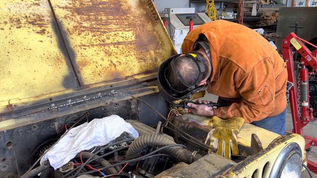 A Flat Fender Jeep Named Old Yeller - Part 4, Installing Swing Pedals смотреть онлайн