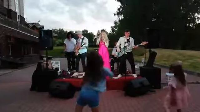 Фрагмент выступления кавер группы Victoriya band  в загородном клубе