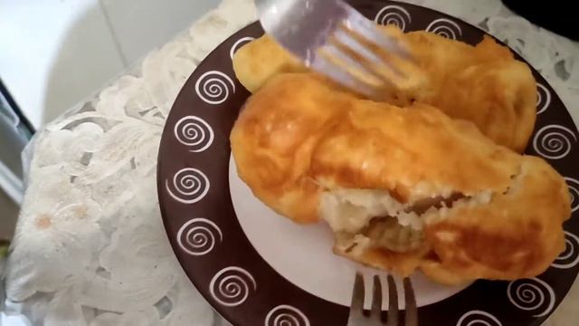 Я на даче, жарю, сосиски в тесте,беляши с мясом, пирожки с капустой и картошкой