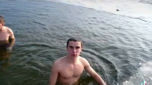 Морж ушёл под лёд продолжение