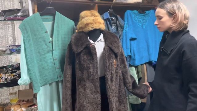 Разбираем старый советский шкаф. Что мы находим , и какую историю несут старые советские вещи . смотреть онлайн