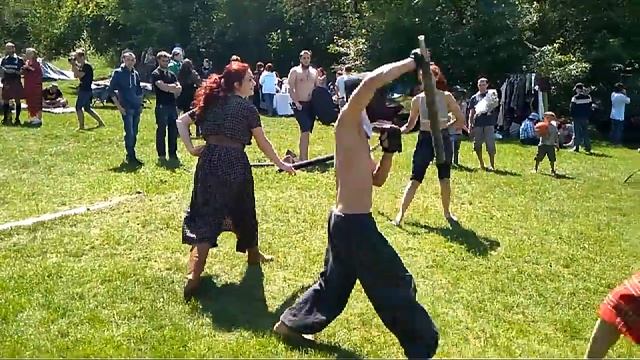 Борьба между девушками и парни в килтах смотреть онлайн