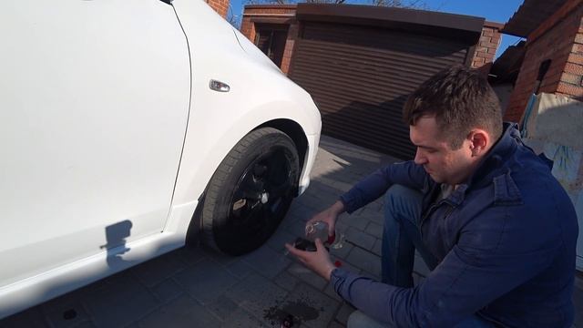 Убираю битумные пятна на авто, подкрасил сколы и натер колеса глицерином. Дешевый чернитель резины.