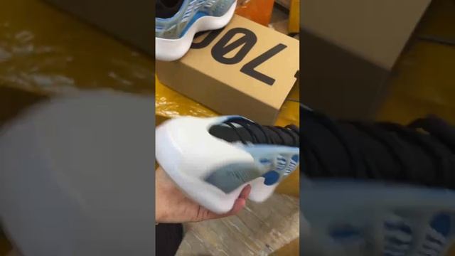 9 Кросы, Adidas Yeezy 700 V3 голубые