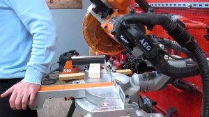 Работа торцовочно-усовочной пилы (SLIDE MITRE SAW working) AEG PS 216 L