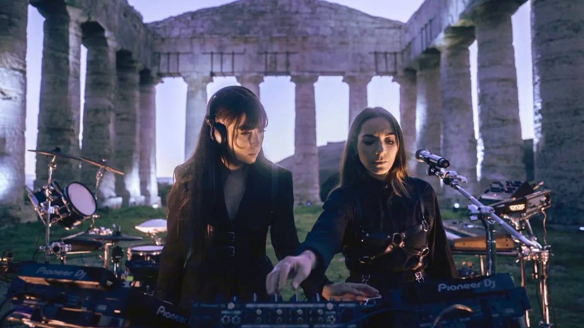 Giolì & Assia - #DiesisLive @Sunrise at the Temple of Segesta, Sicily