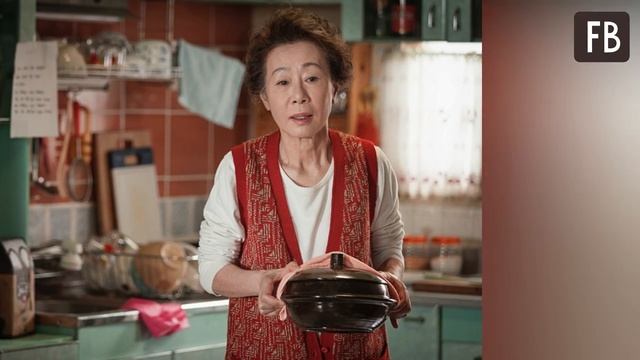 Девушка увидела бездомную бабушку на улице. Присмотревшись, она со всех ног кинулась к старушке смотреть онлайн