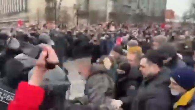 Жёсткая стычка полиции с протестующими в Москве. Полицейские прут на людей, которые стоят в сцепке. смотреть онлайн