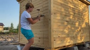 Покрасила бытовку. Повесила замок.