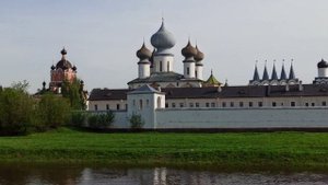 Город Тихвин. Вид на реку Тихвинку и Тихвинский Богородичный Успенский мужской монастырь