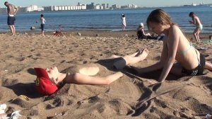 Закапывание на пляже.