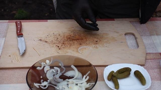РУЛЕТ из СЕЛЕДКИ на УГЛЯХ. Рецепт закуски из сельди на мангале. ENG SUB.